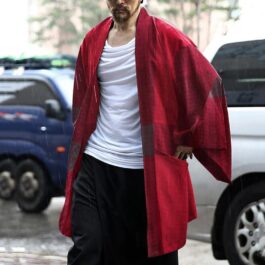 Rot karierter Poncho-Graben