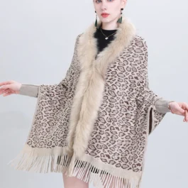 Fellponcho mit Leopardenmuster